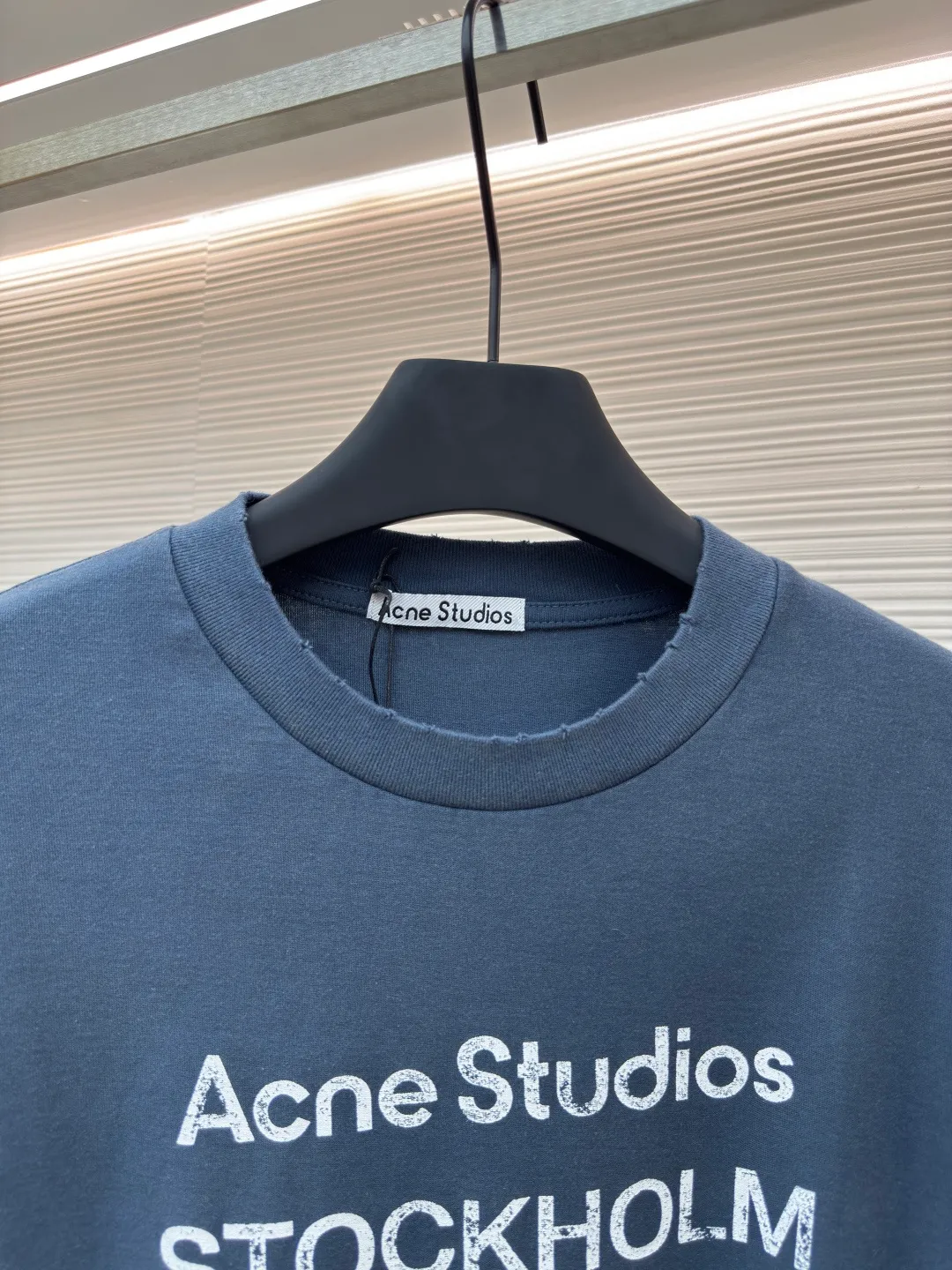 Acne Studios 1966 mud-dyed washed and aged long sleeves ●Authentic product: purchased and developed by 2279 ●Item number: 1680625-A15 ●Fabric: super soft cotton fabric ●Technology: washed and distressed ●Version: loose fit ●Weight: about 395 grams ●Size: S-M-L-XL ●Description: Made of ultra-soft pure cotton fabric, garment-dyed, washed and distressed, the chest part has a dirty feel, and the lower part shows a gradient effect. The neckline is slightly frayed to better fit the overall tone. The overall line is straight and delicate, the fabric is comfortable and soft, and the color is consistent without color difference. It can be matched with the same style to create a fashionable look and control various occasions. Customized accessories, complete with three standards, the same style for men and women!